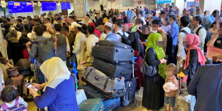 Kabil Havalimanında izdiham! Güvenlik görevlileri havaya ateş açtı!