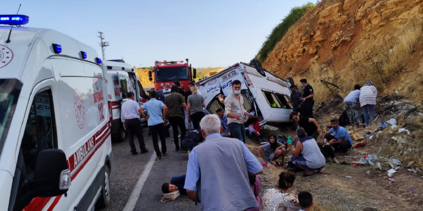 Düğün yolunda can pazarı: 1 ölü, 12 yaralı