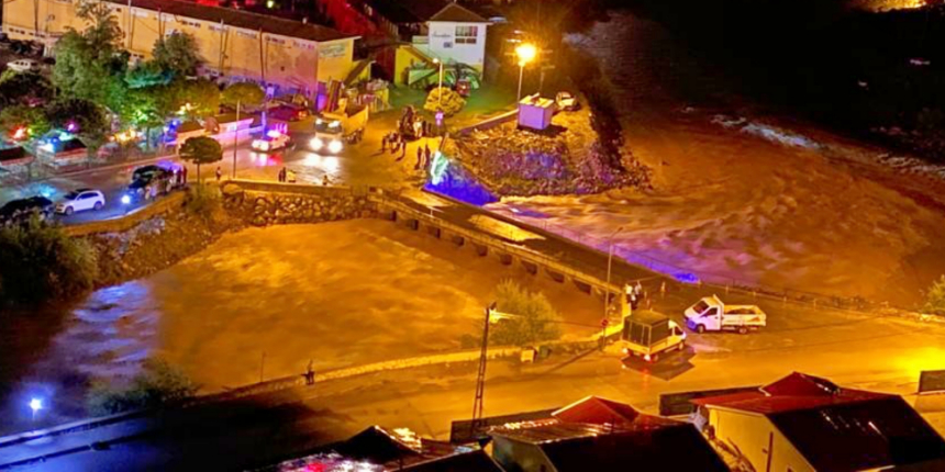 Artvin'de taşan dere su baskınlarına sebep oldu