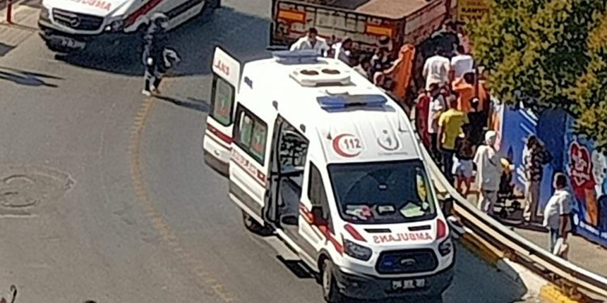 Sultanbeyli'de feci kaza! 2 çocuk ile kadın, tır ile bariyer arasına sıkıştı