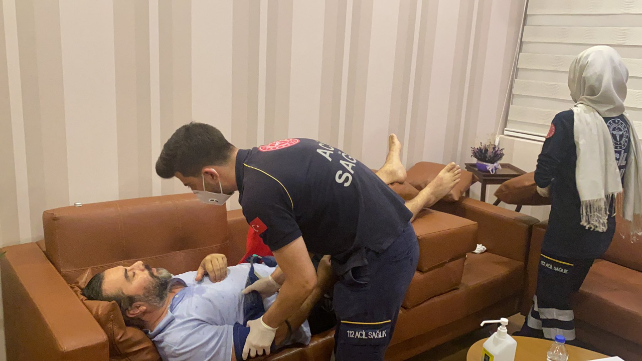 Ünlü yorumcu Emre Bol canlı yayında kalp krizi geçirerek hastaneye kaldırıldı