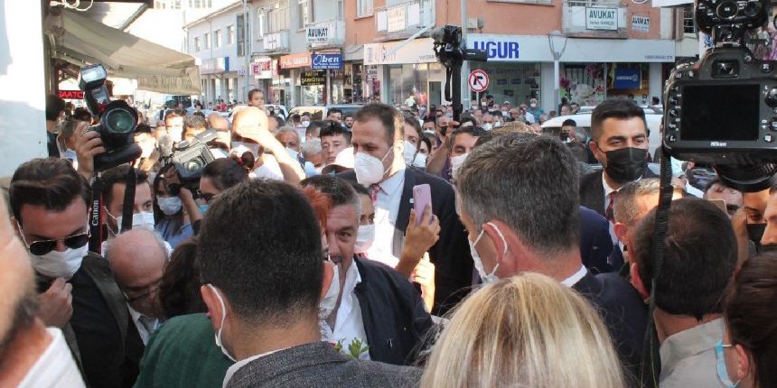 Akşener’in Bayburt ziyaretinde yumruklar konuştu!