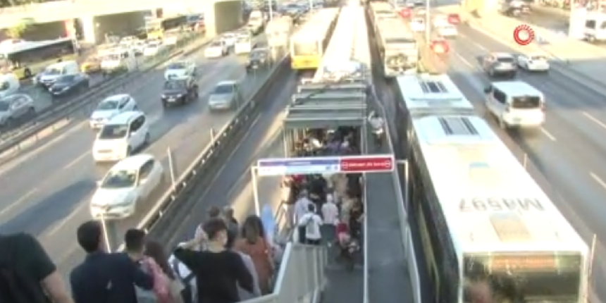Metrobüs arızalandı, duraklarda yoğunluk oluştu