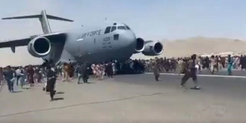 Afganistan'dan korkunç görüntüler geliyor! Halk, havalanan uçaklara tutunmaya çalışıyor!