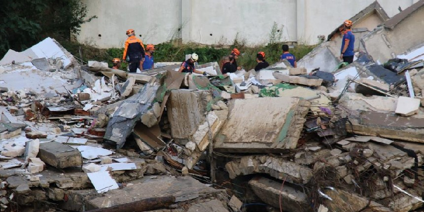 Bu apartman şimdiye kadar 9 kişiye mezar oldu, 11 kişi de kayıp