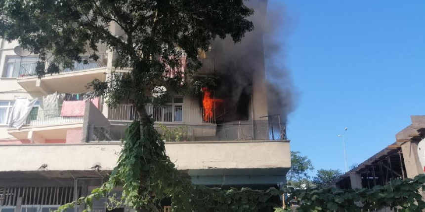 Oturma odasını alevler sarınca kendilerini dışarı attılar!