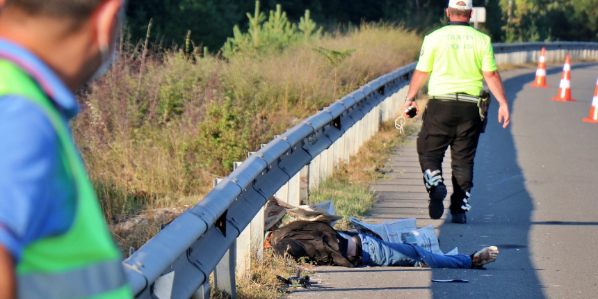 Motosikletten fırladı: Bariyerlerin arasına sıkışarak can verdi!
