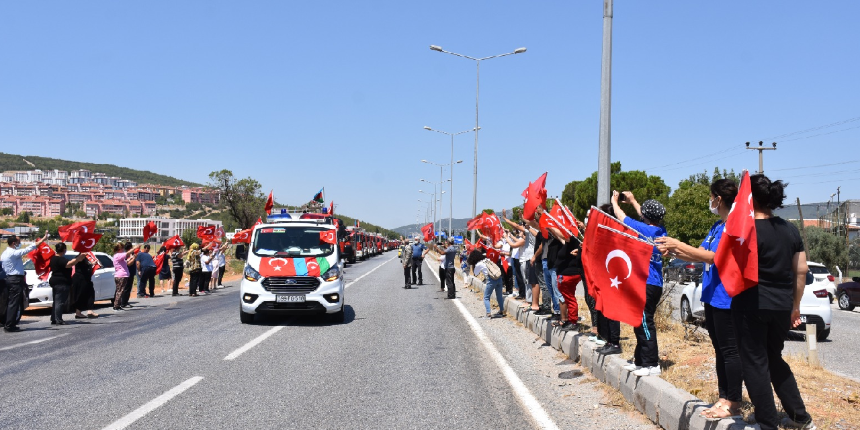 Muğla'da alevlerle savaşan Azerbaycanlı orman kahramanları bayraklarla uğurlandı