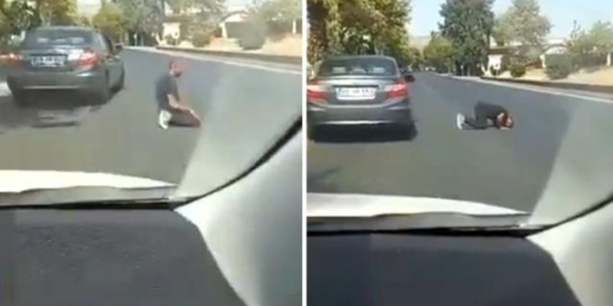 Otoyolun ortasında dikkat çeken anlar: Aracını durdurup namaz kıldı!