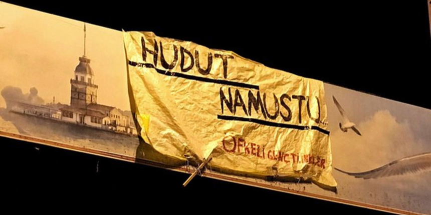 Kim bu Öfkeli Genç Türkler! "Hudut namustur" pankartı astılar...