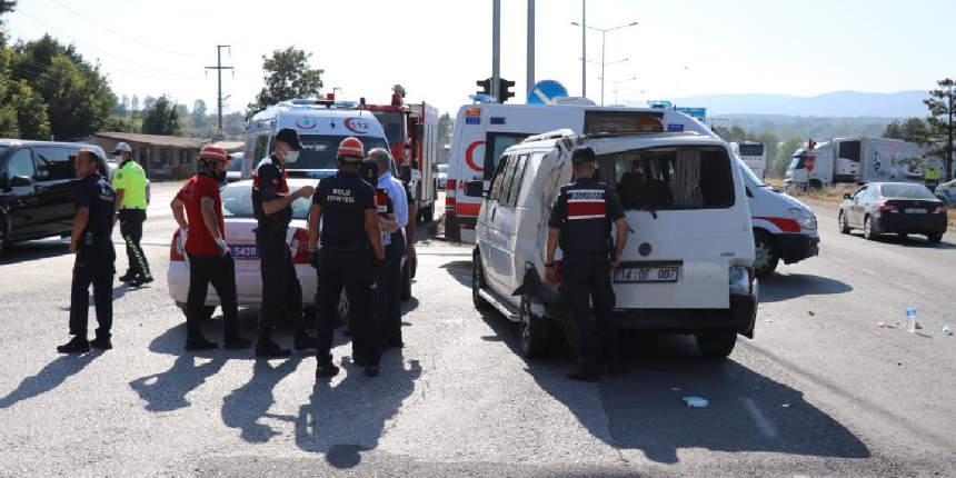 Yolcu otobüsü, kırmızı ışıkta bekleyen minibüse çarptı: 4 yaralı
