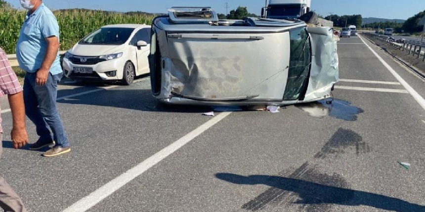 Takla atan araç, önündeki otomobile çarptı: 3 yaralı