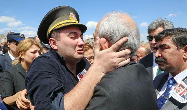 'Benim babam kahramandı' dedi, Kılıçdaroğlu'na böyle sarıldı!