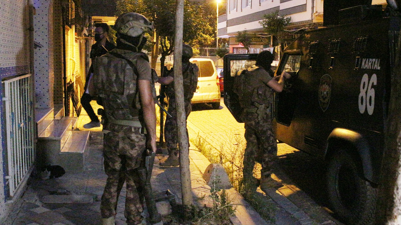 İstanbul'da 22 adrese şafak baskını! Çok sayıda gözaltı var...