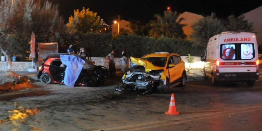 İzmir'de taksi ile otomobil çarpıştı: 1 ölü, 1 yaralı