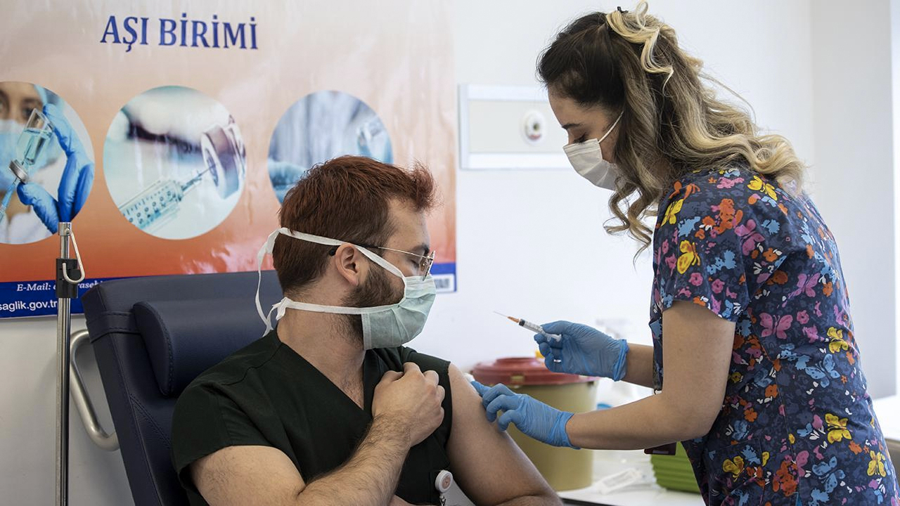 Türkiye'de 18 milyon kişi aşı olmadı: Eşi izin vermediği için aşı olmayan var!