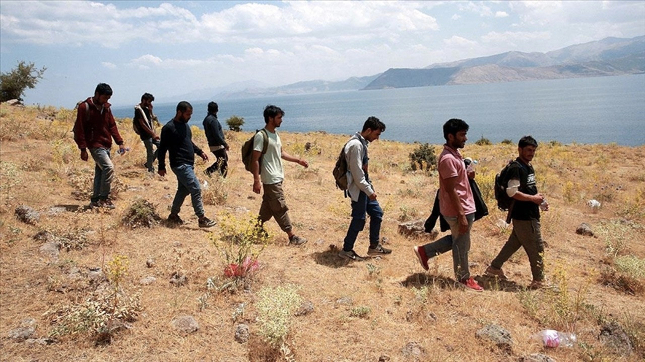 İran, Afgan mülteciler için kararını verdi: Salgın ve güvenlik risklerine dikkat çekti