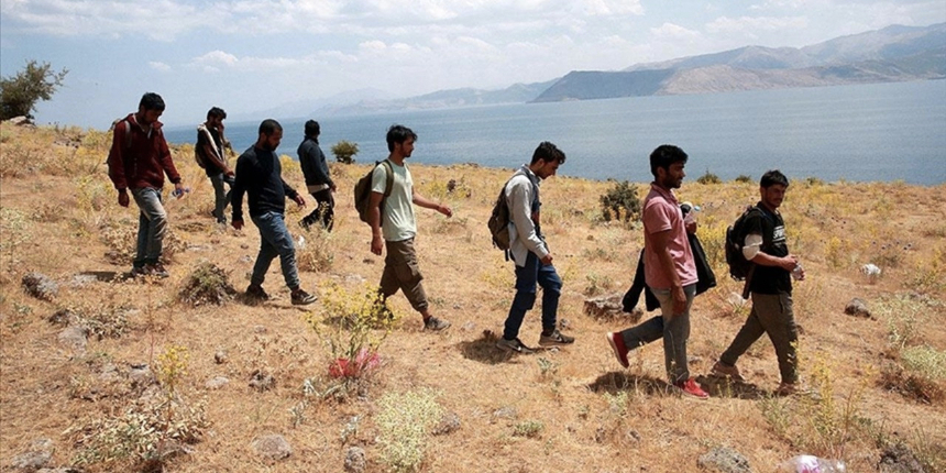 İran, Afgan mülteciler için kararını verdi: Salgın ve güvenlik risklerine dikkat çekti