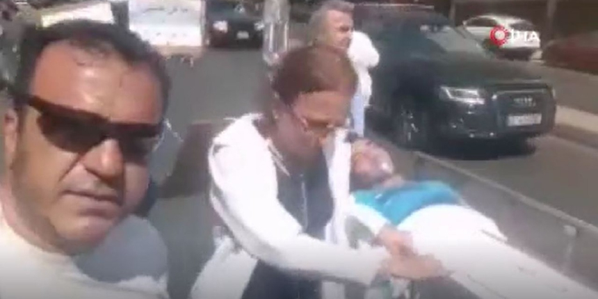 Lübnan’da ambulansın benzini bitti, hastaları yürüyerek taşıdılar