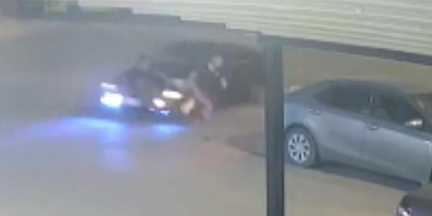Savrulan otomobil yayalara ve araçlara çarptı, o anlar kamerada