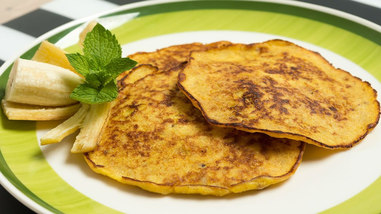 Muz ve yumurtanın lezzetiyle dolu Pancake tarifi! Sabah gözünü açamayanlar bile yapabiliyor!