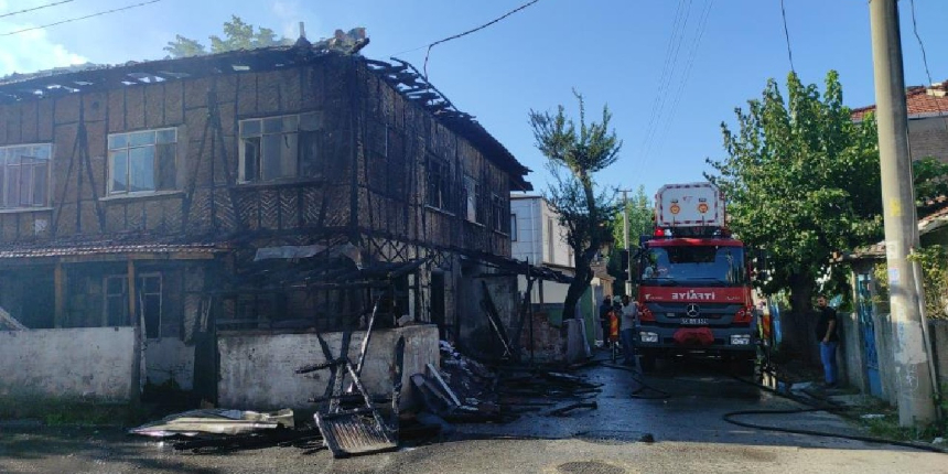 Kömürlükte çıkan yangın kerpiç evi kül etti