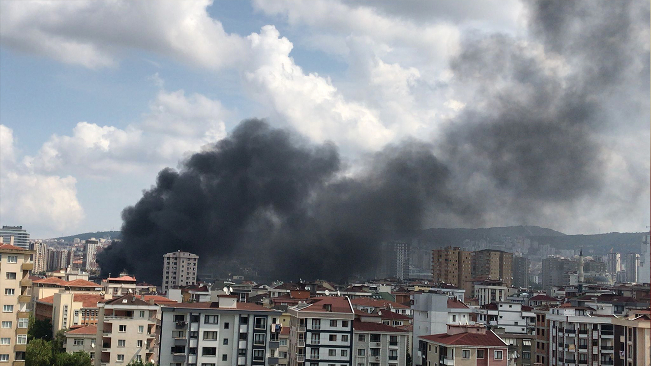İstanbul'da korkutan yangın: Restoran ale alev yandı