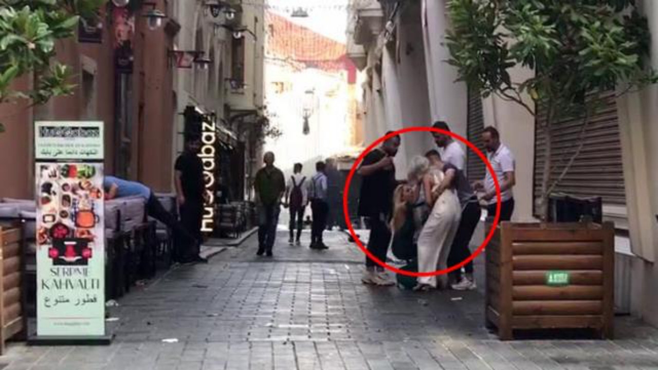 Bunu da gördük! 'Erkek arkadaşıma yan gözle baktın' diyen kadınlar saç başa birbirine girdi...