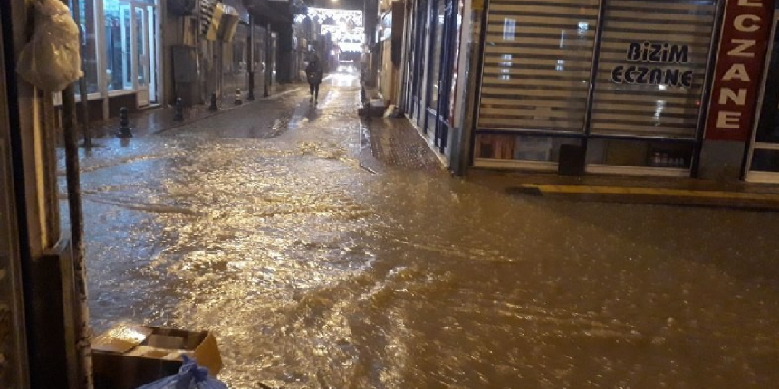 Sel felaketinin yaşandığı Kastamonu’da etkili yağış! Cami ve iş yerlerini su bastı