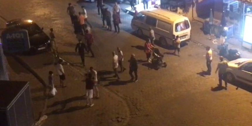Esenyurt'ta iki ailenin velayet kavgası kamerada!