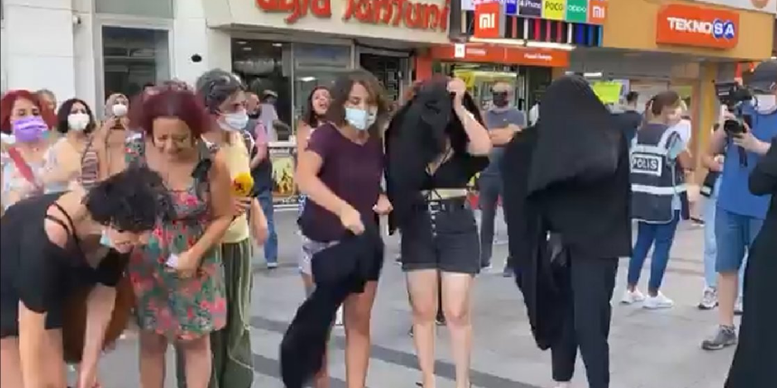 İzmir'de Afgan kadınlar için soyunma eylemi! Çarşafları çıkarıp yere fırlattılar