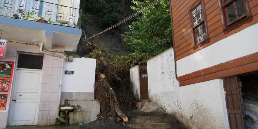 Sel bölgesinde yağış sonrası meydana gelen heyelan korkuttu