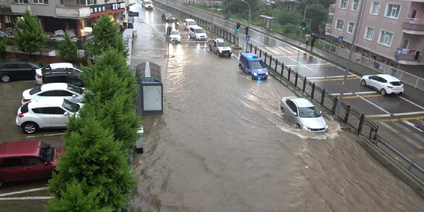 Rize’de sağanak yağış nedeniyle karayolu trafiğe kapandı