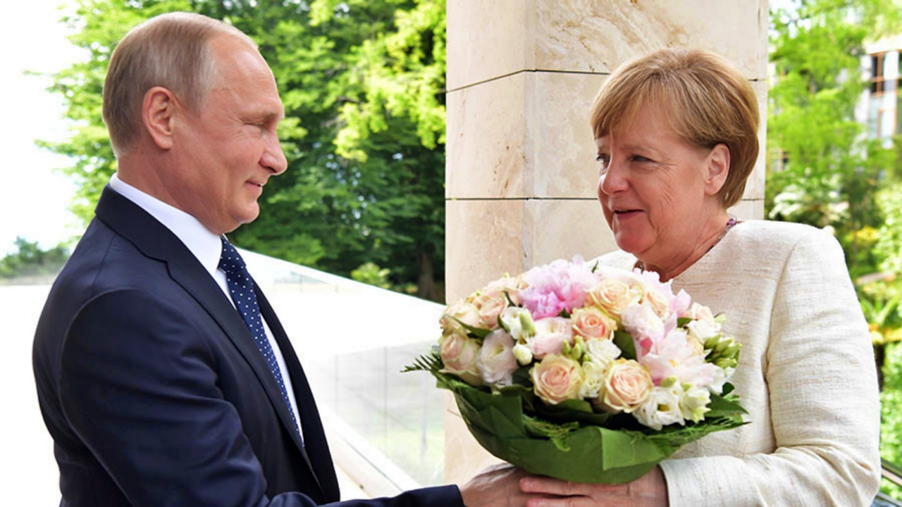 Vladimir Putin, Angela Merkel ile buluşmaya giderken çiçek aldı!