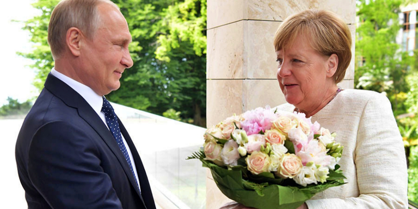 Vladimir Putin, Angela Merkel ile buluşmaya giderken çiçek aldı!