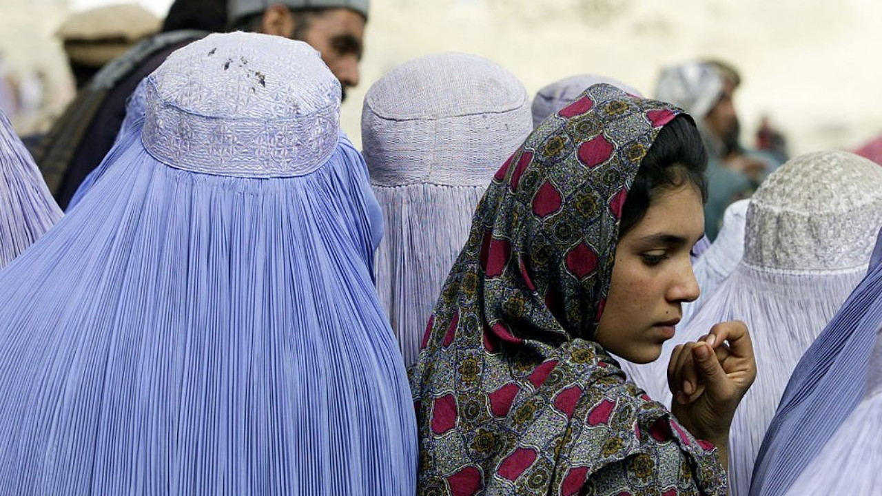 Taliban'dan bir skandal daha: Yemeğini beğenmedikleri kadını ateşe atıp öldürdüler!
