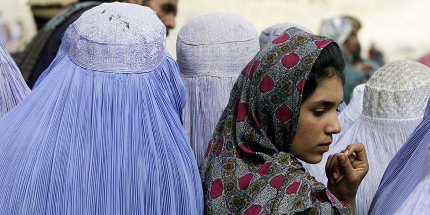 Taliban'dan bir skandal daha: Yemeğini beğenmedikleri kadını ateşe atıp öldürdüler!