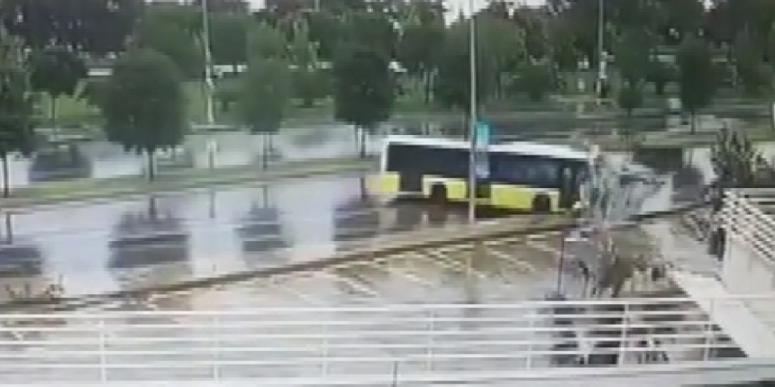 İETT otobüsü durağa daldı! 5 bisikletlinin ezildiği kaza kamerada