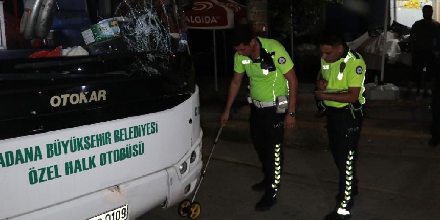 Yolun karşısına geçerken otobüs çarptı, ağır yaralandı
