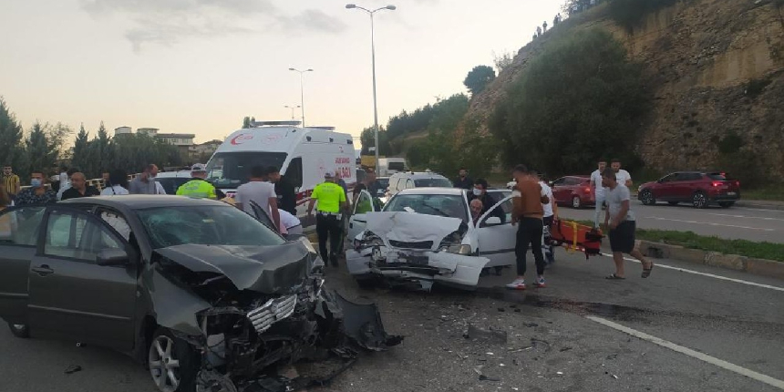 Kontrolden çıkan otomobil, refüjü aşıp karşı yola geçti: 5 yaralı