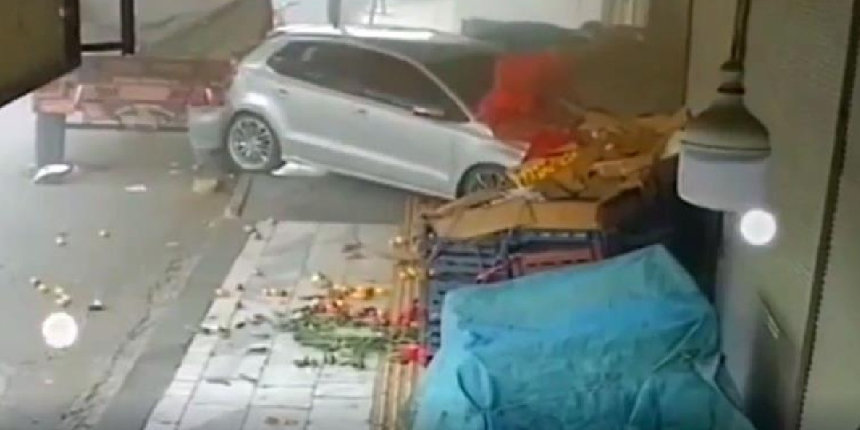 Kontrolden çıkan otomobil, manava daldı!