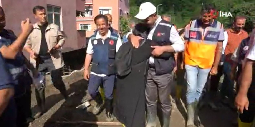 Bakan Kurum'a sarılarak ağladı: Allah devletimize zeval vermesin