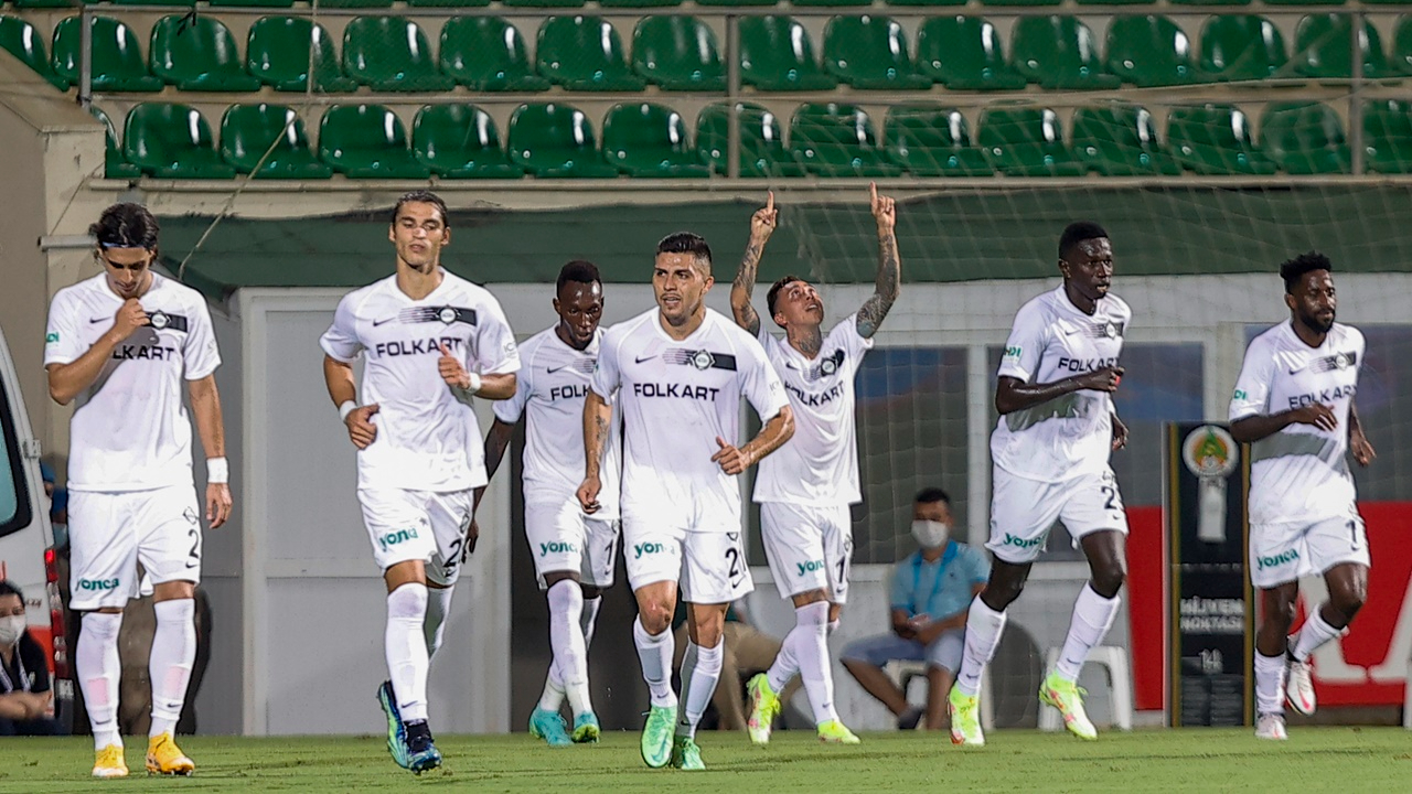 Lige 3 puanla başlayan Altay, ikinci maçında Alanyaspor'u 4'ledi...