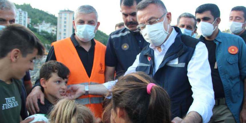 Fuat Oktay, kendisine ‘Fuat dede’ diye seslenen çocuklara oyuncak dağıttı