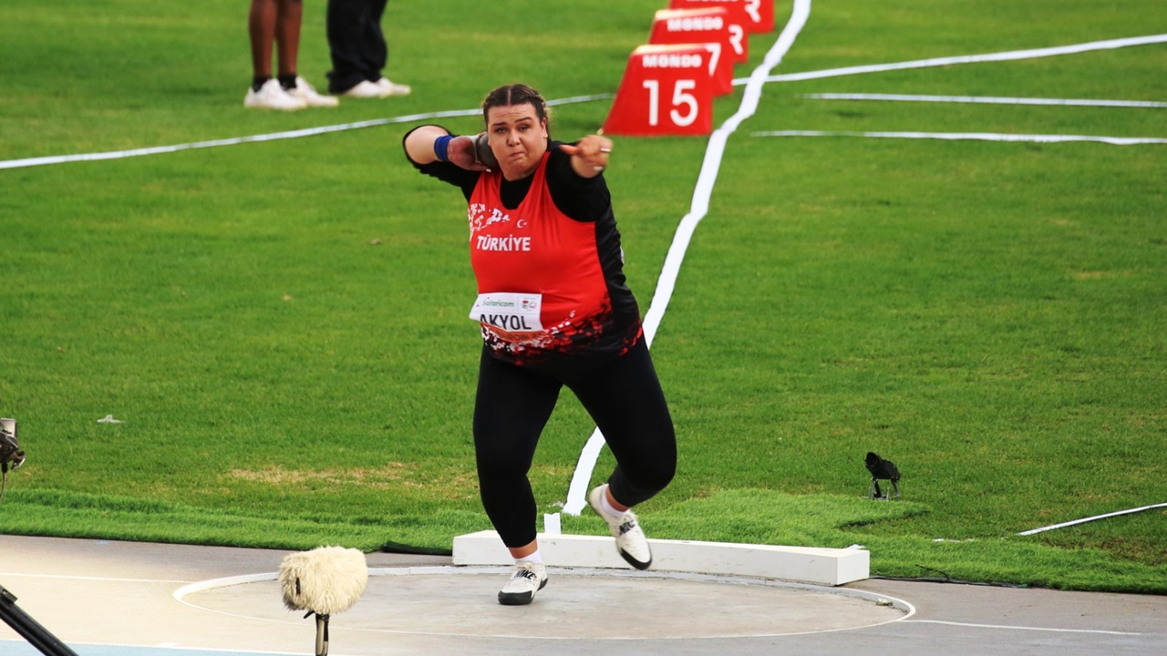 Dünya U20 Atletizm Şampiyonası'nda ilk madalya Pınar Akyol'dan geldi