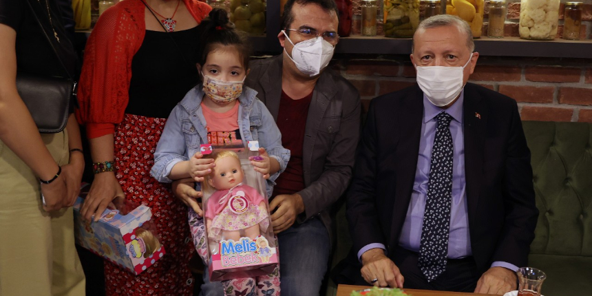 Cumhurbaşkanı Erdoğan, söz verdiği esnafa uğrayarak çay içti