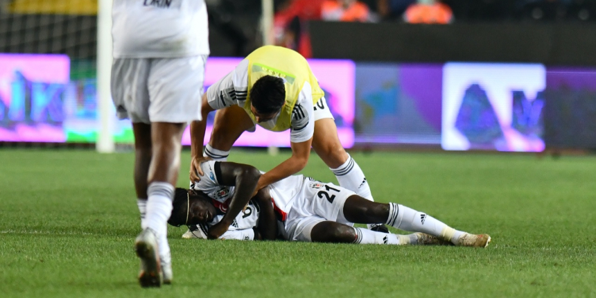 Geçmiş olsun Fabrice N'Sakala... Beşiktaş'ın sol beki maçta fenalaştı