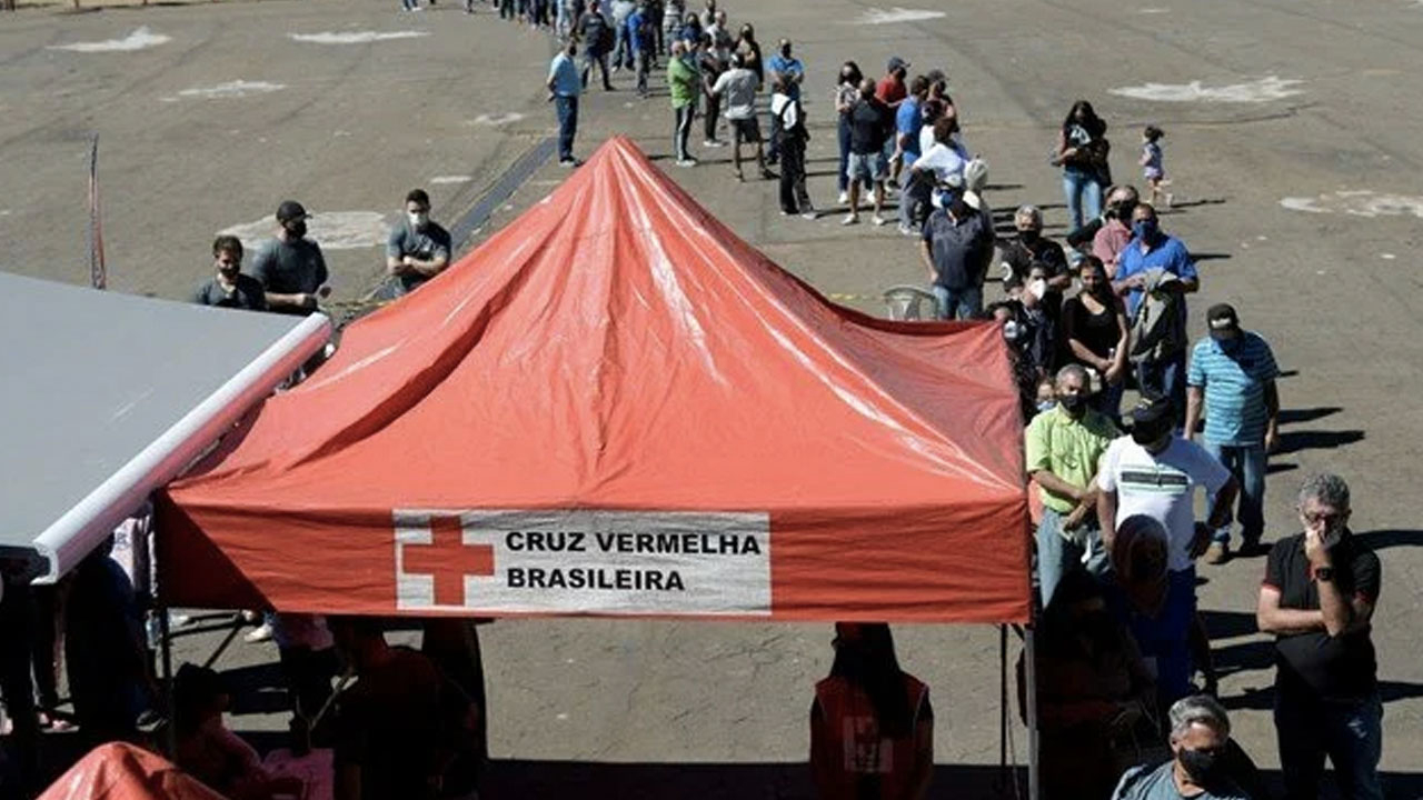 Bazıları aşıdan kaçar, bazıları aşıya doyamaz:! 6. dozu olmaya çalışırken yakalandı
