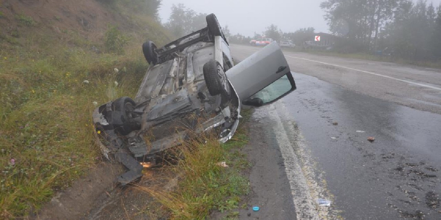 Ordu'da sisli yolda otomobil takla attı: 2 yaralı