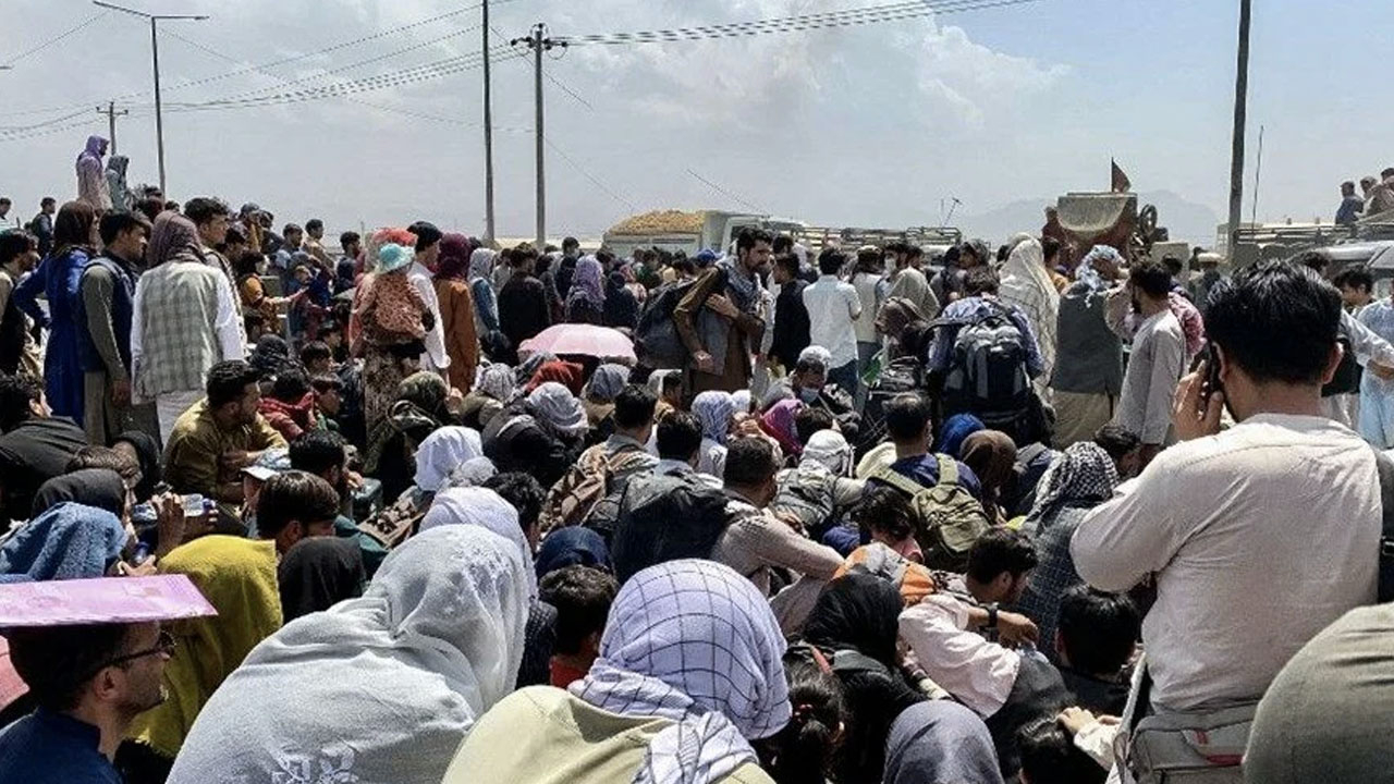 Afganistan'da kaos sürüyor: Taliban, 3 ilçenin kontrolünü kaybetti